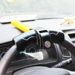 Detalle de la cerradura y llaves del bloqueador volante coche TSX TOOL