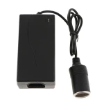 Vista frontal del adaptador convertidor 220v a 12v para encendedor de coche