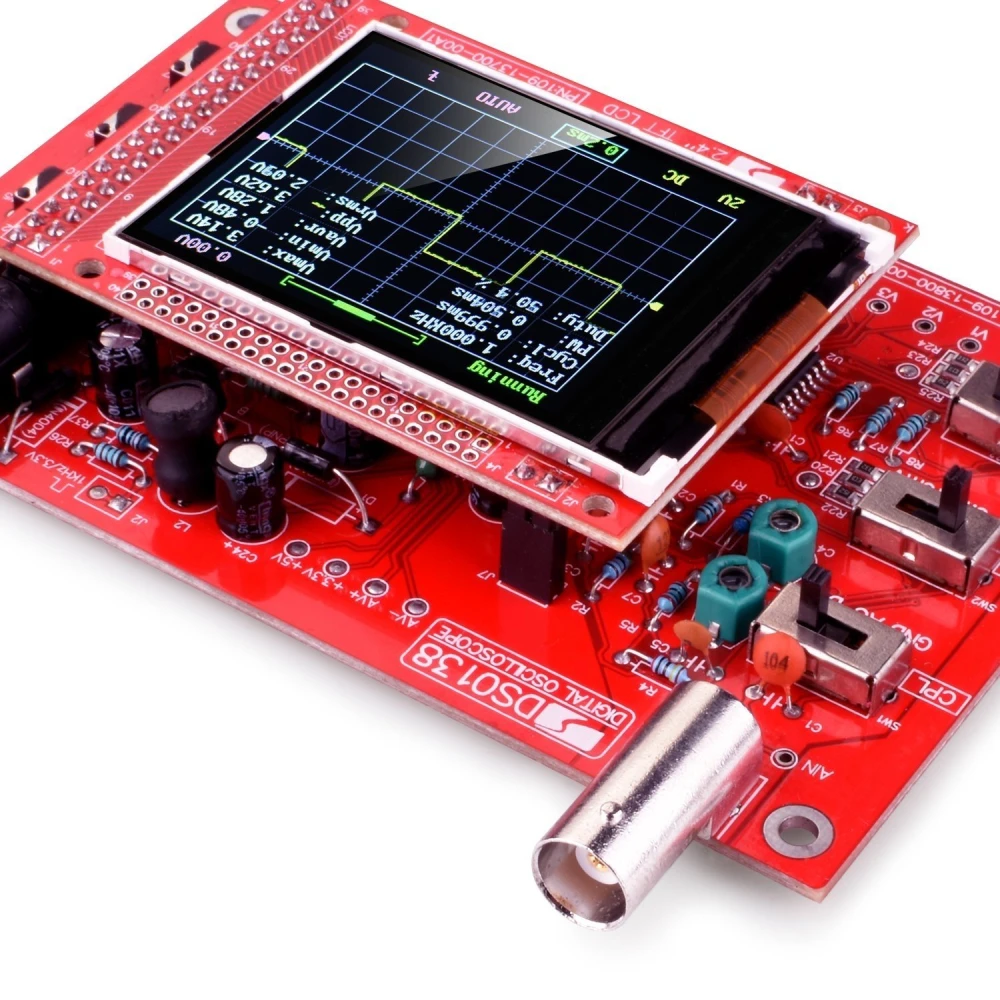 Osciloscopio digital DSO138 ensamblado en uso en un taller de electrónica