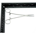 Pinzas Tenaza Rectas 18cm Satkit en uso para manipulación de cables y componentes electrónicos