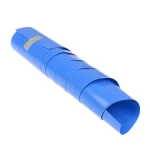 Aplicación del tubo termoretráctil PVC azul en pack de baterías
