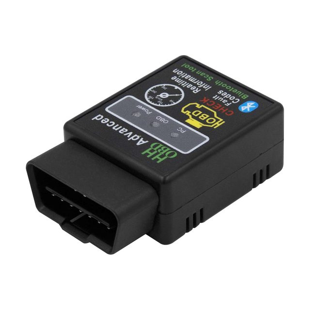 Schwarzer ELM327 Bluetooth schräg von vorn, mit dem 16-poligen OBD2-Stecker im Vordergrund